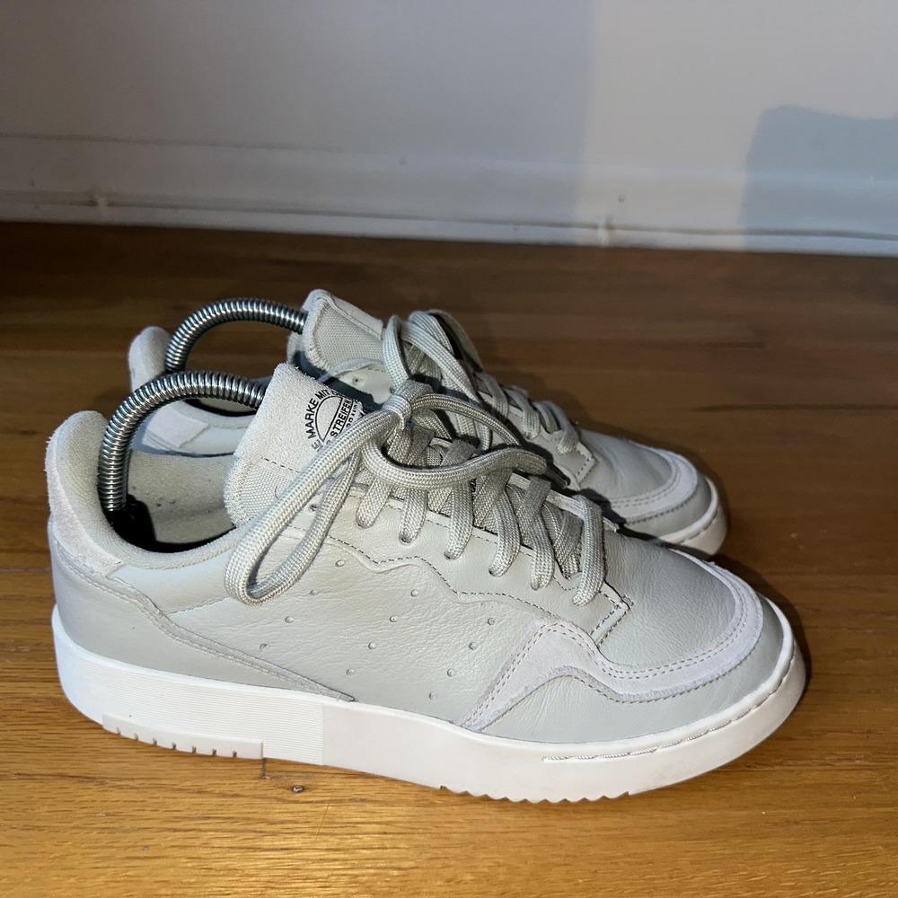 Adidas Supercourt Shoes Womens Size 7.5 Gray White Leather EE6045 Low Top Casual - Picture 3 of 10